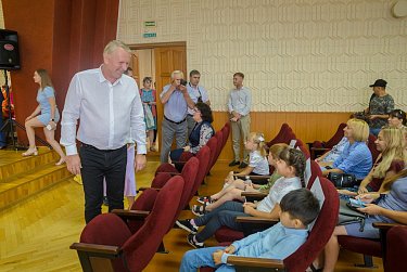 С рюкзаками за плечами и улыбками на лицах